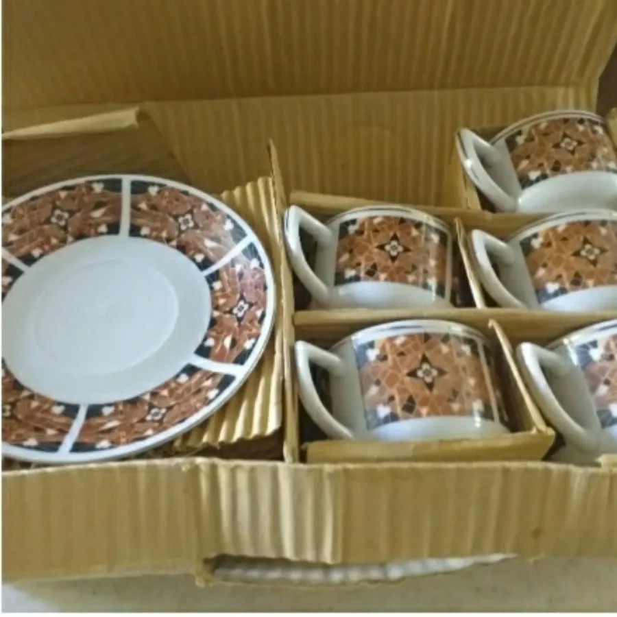 فنجان و نعلبکی چینی کاغذی