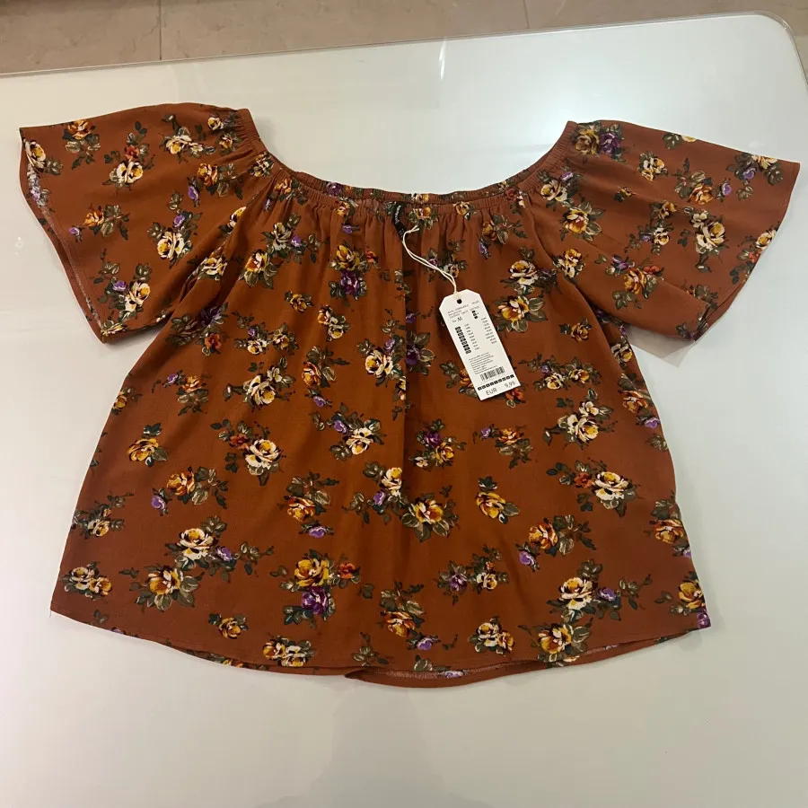 بلوز شولدرآفstradivarius