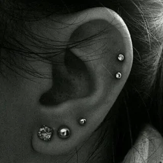 پیرسینگ گوش نقره