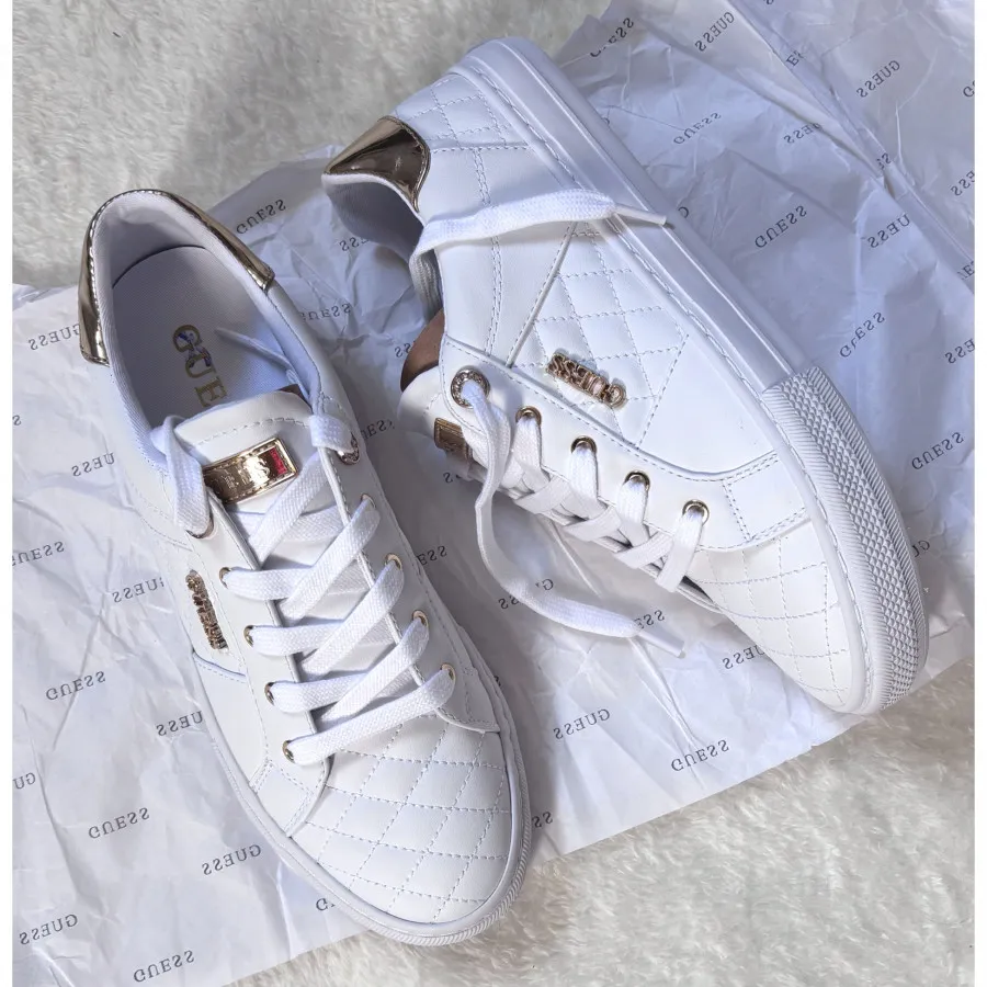 کفش سفید زنانه برند Guess