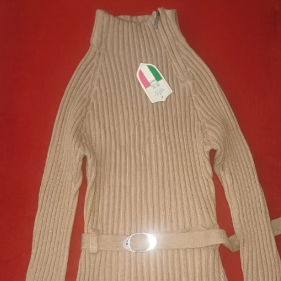 بافت یقه‌دار کرم‌رنگ