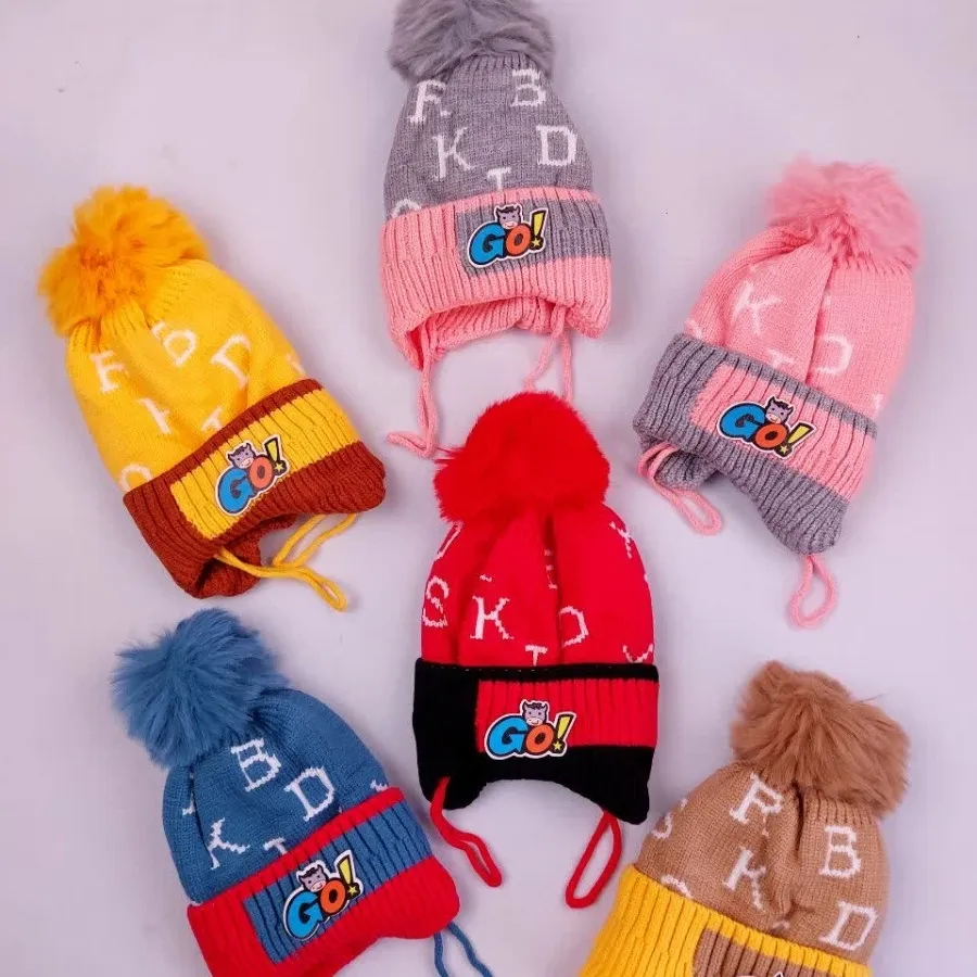 کلاه بافت تک پوم حروف