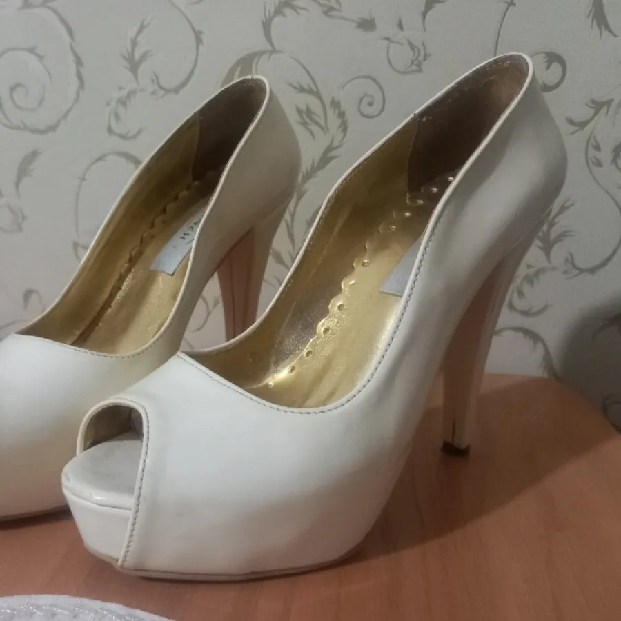 کفش مجلسی کرمی یا شیری