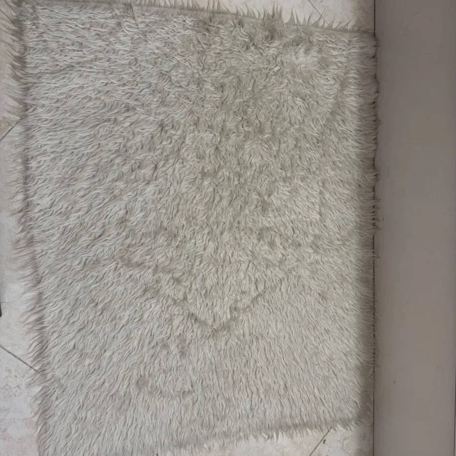 رو تختی فرش خز سفید