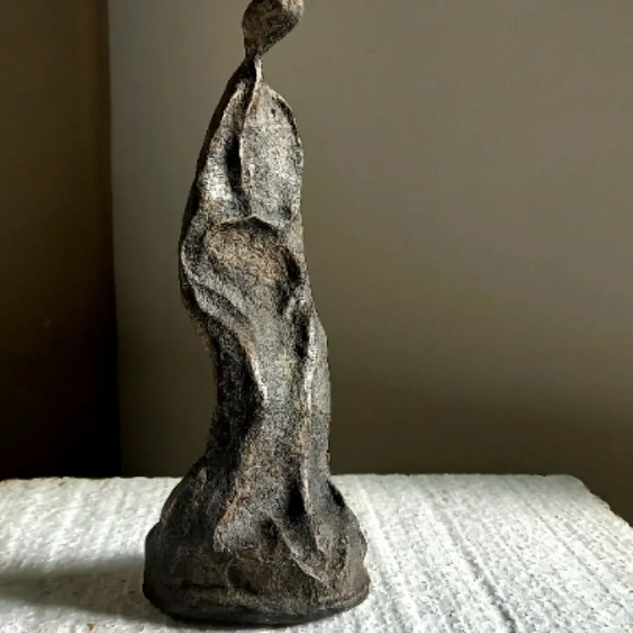 مجسمه انسان افتاده