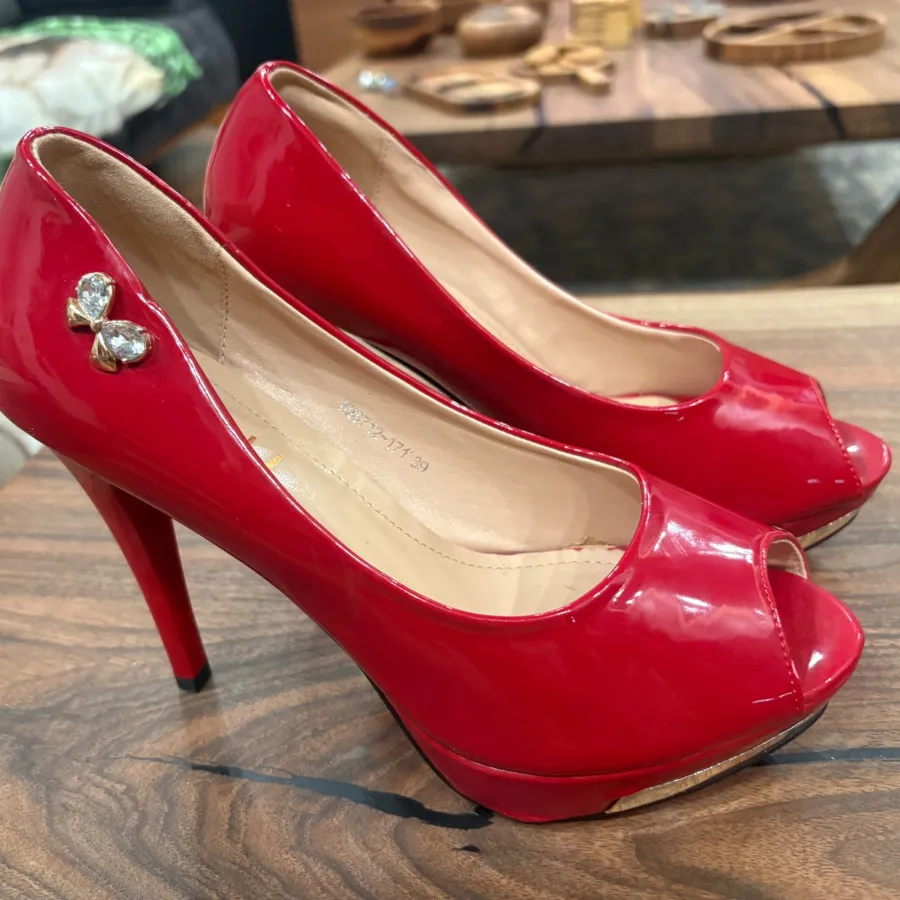 کفش قرمز براق