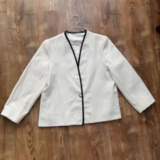 کت سفید استر کشی شده