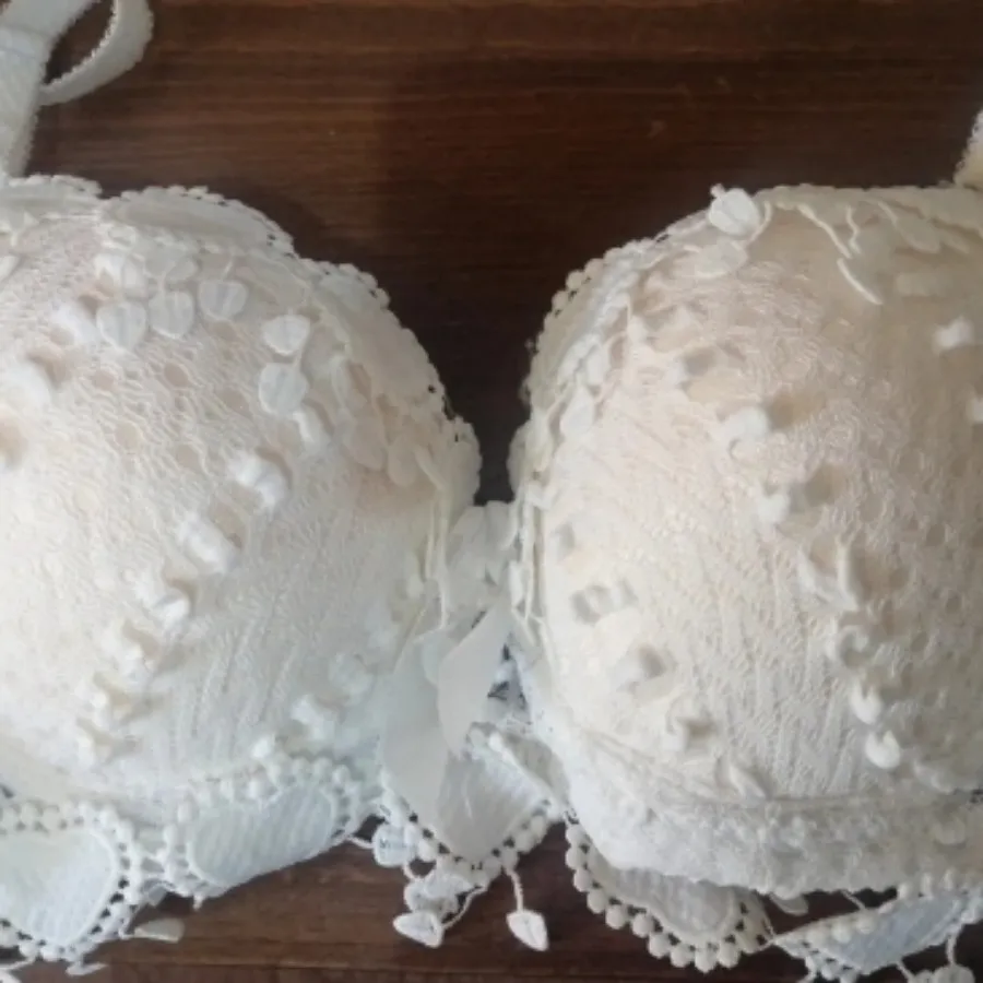 سوتین سفید فانتزی کاپدار