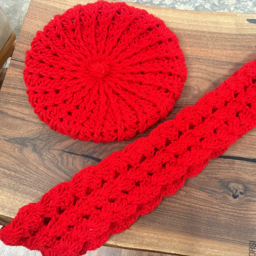 شال و کلاه قرمز خوشرنگ