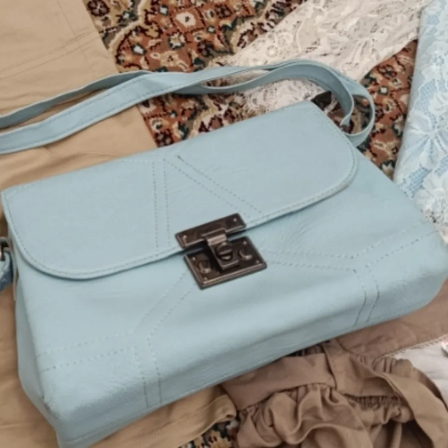 کیف آبی روشن