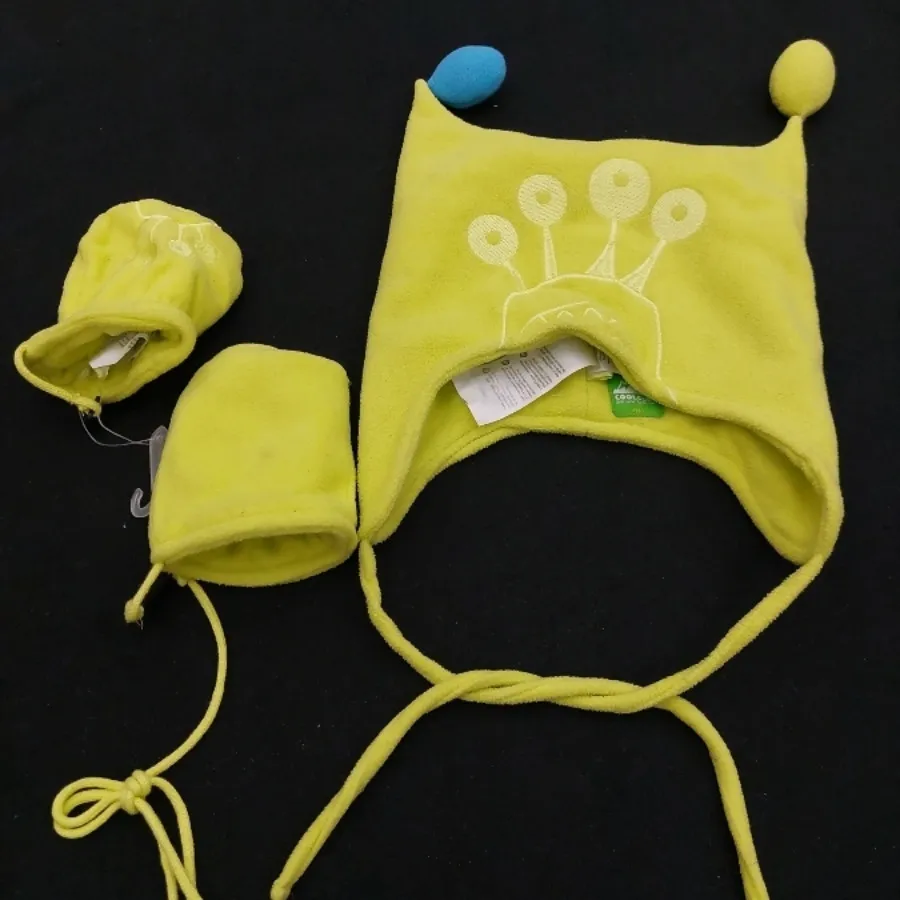 کلاه و دستکش بچگانه ش