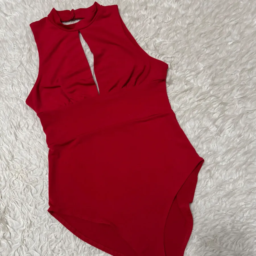 بادی قرمز دکمه دار S