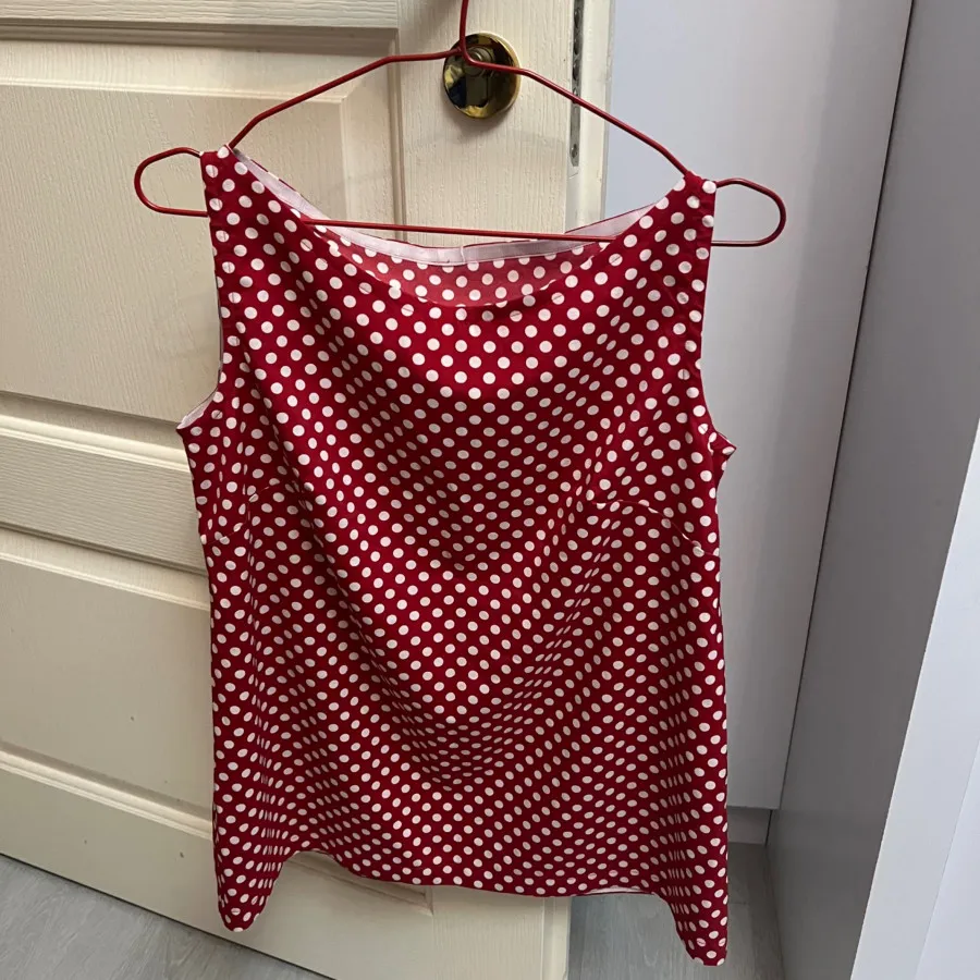 تاپ خالخالی قرمز وسفید