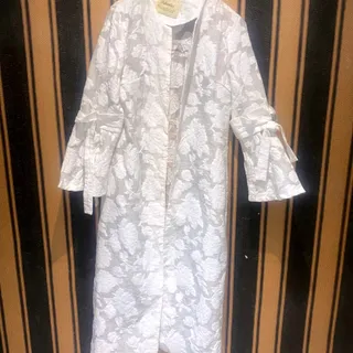 مانتوی سفید گیپور ژاکارد