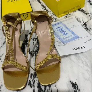 کفش فنداچه فندی ورساچه