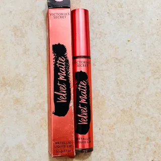 لیپ گلاس ویکتوریا سکرت