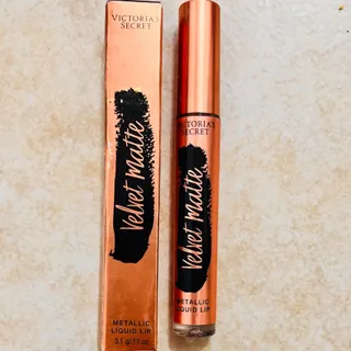 لیپ گلاس ویکتوریا سکرت