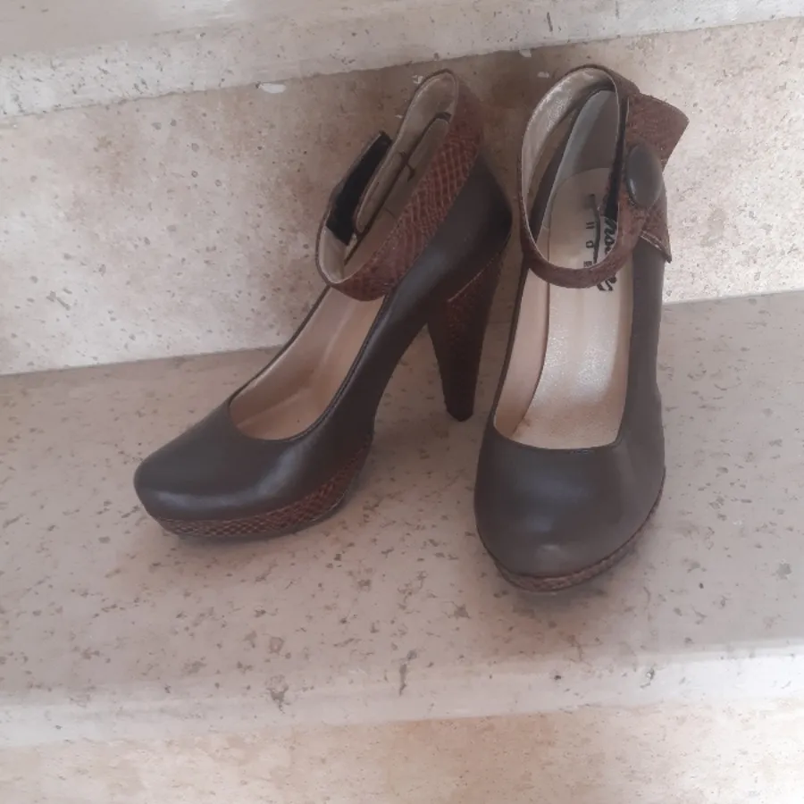 کفش پاشنه دار