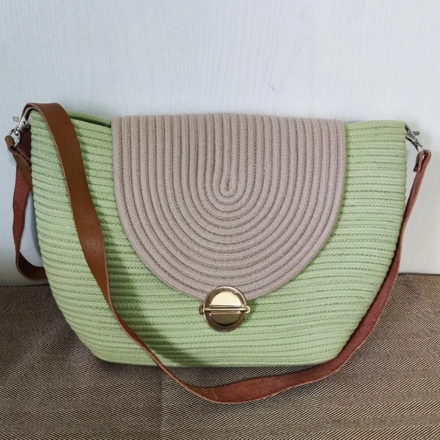 کیف قیطان مغز پسته‌ای