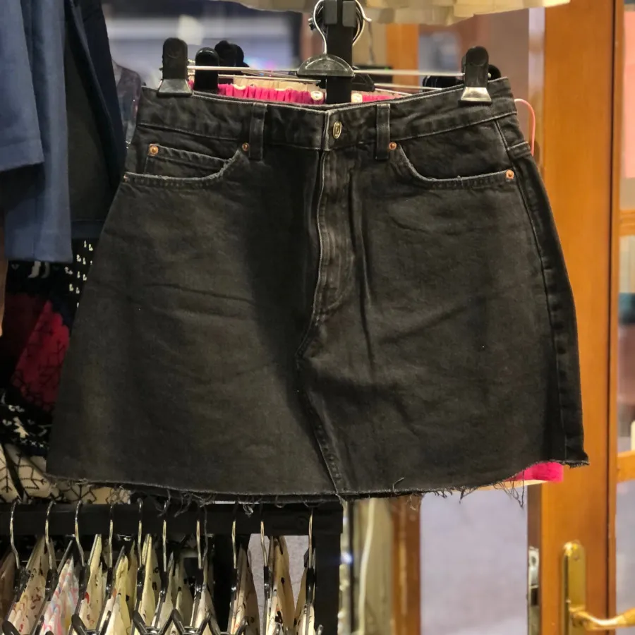 دامن کوتاه لی