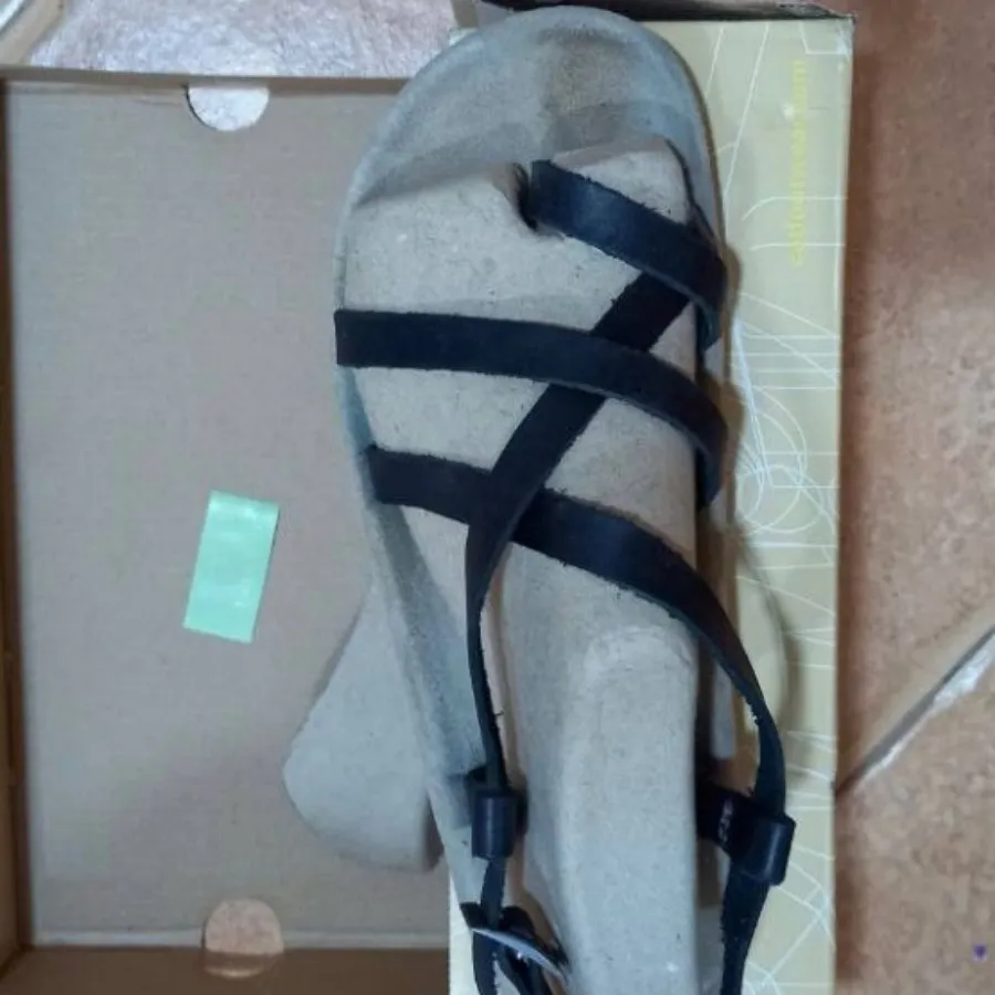 صندل چرم کاترپیلار