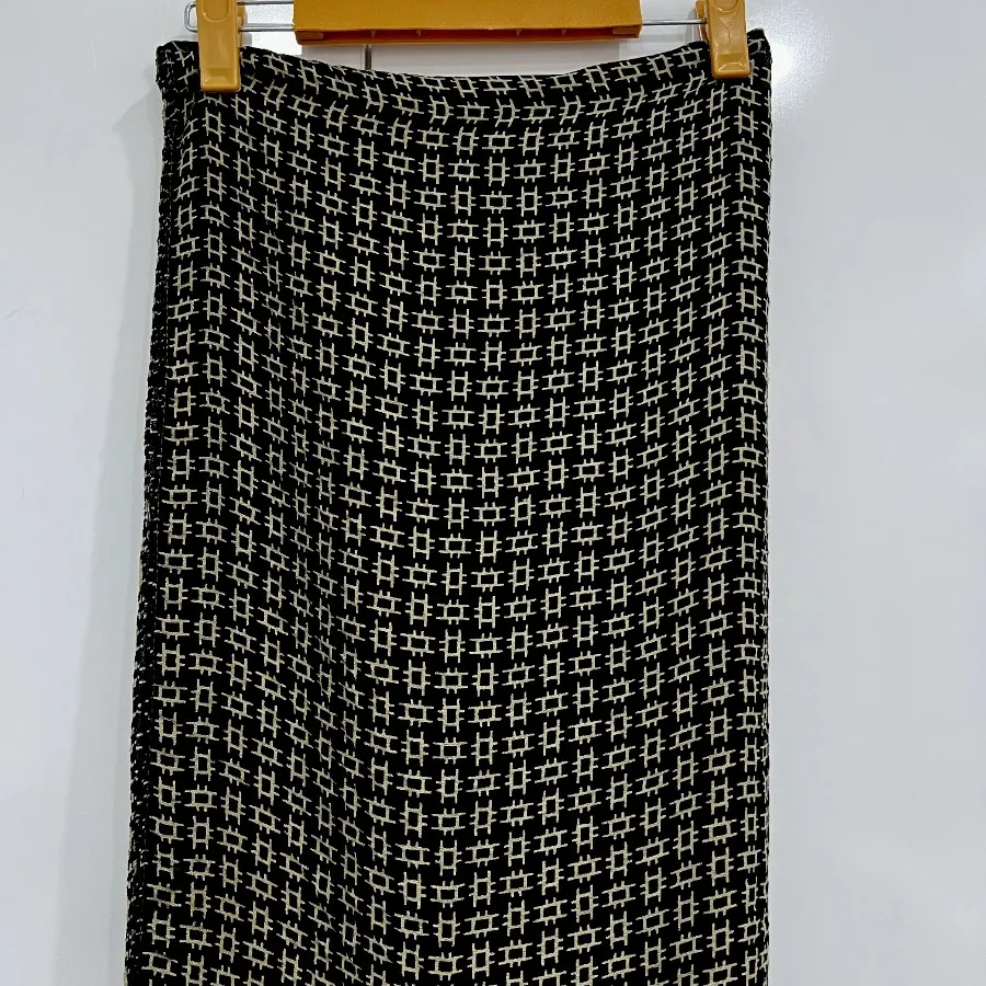 شال مشکی طرحدار نخی