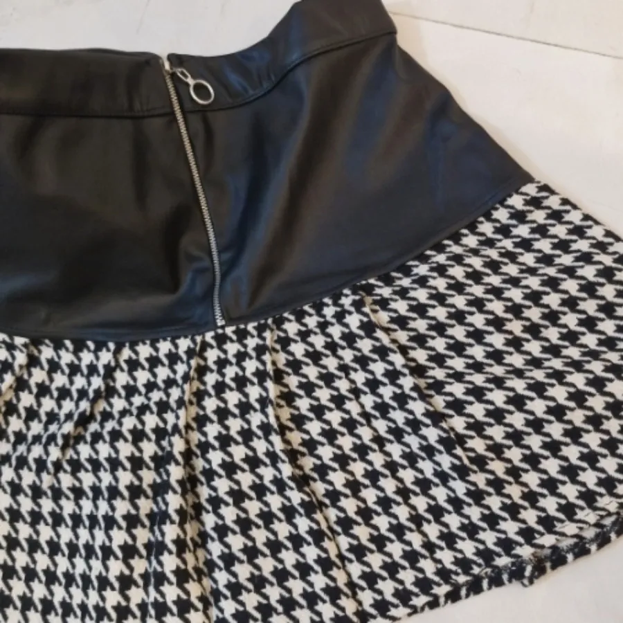 دامن چرم و پلیسه