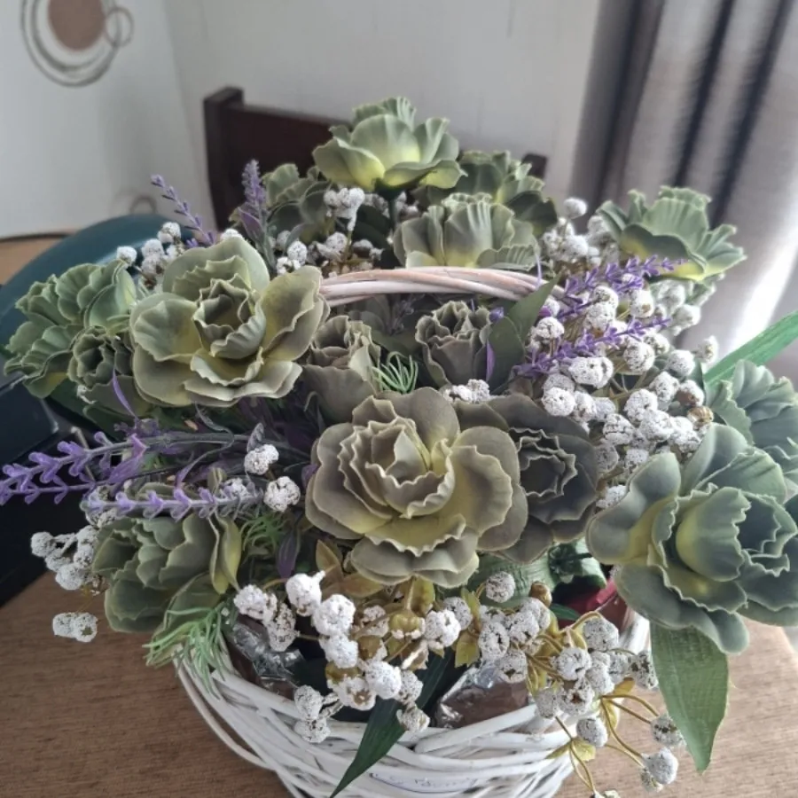 گلدان با گل مصنوعی