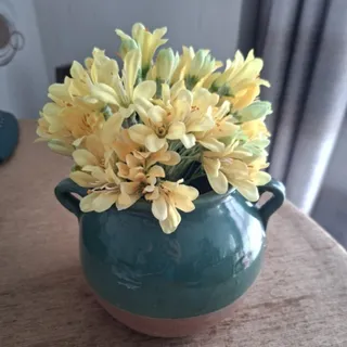 گلدان با گل مصنوعی