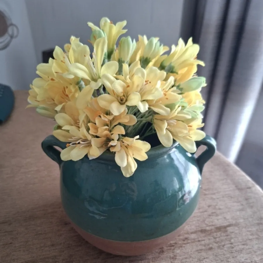 گلدان با گل مصنوعی