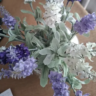 گلدان با گل مصنوعی