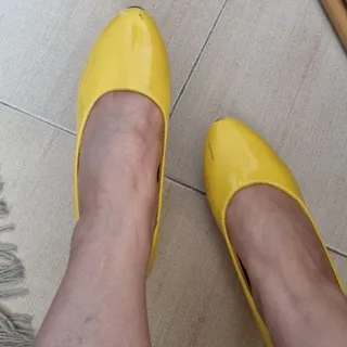 کفش زرد ورنی