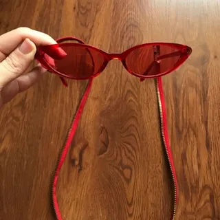 عینک قرمز و بند عینک