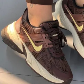 کتونی قهوه ای