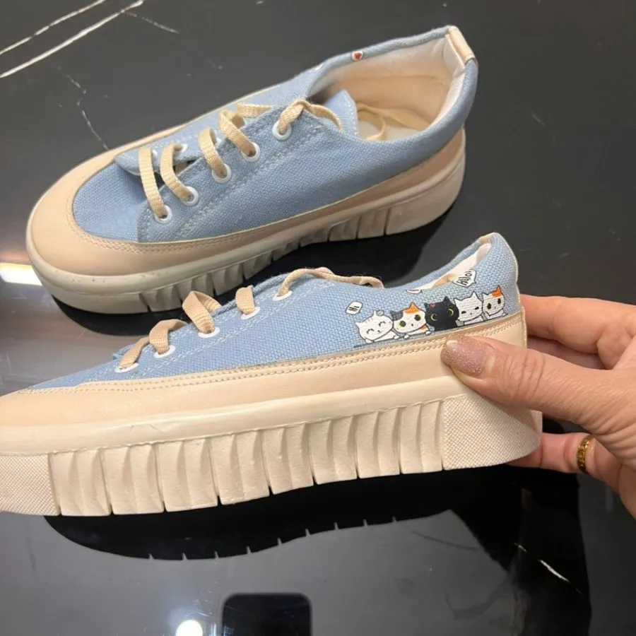 کتونی آبی و کرم