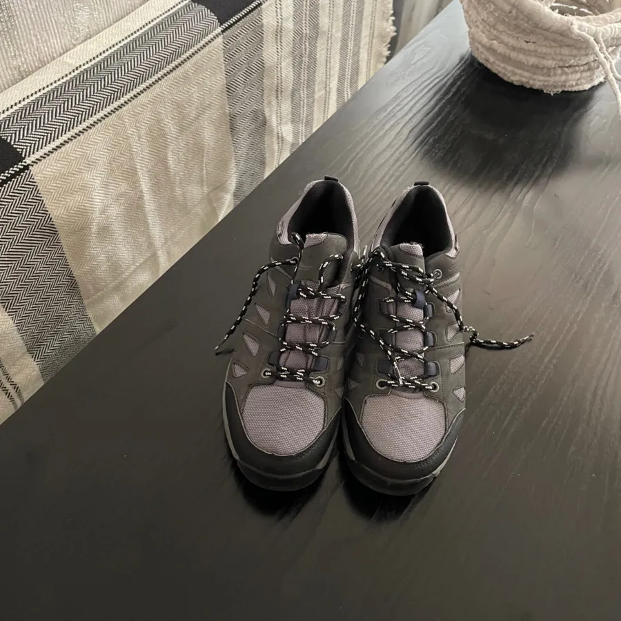 کفش کتانی ورزشی کریویت