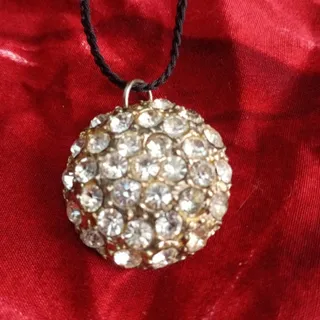 گردنبند با نگین درخشان