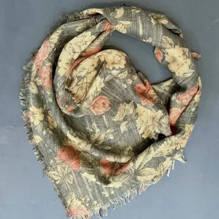 دوتا روسری نخی ضخیم