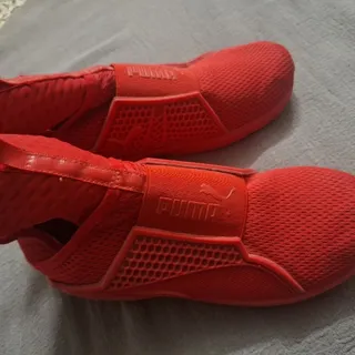 کفش پوما قرمز.