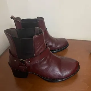 نیم بوت چرم زرشکی