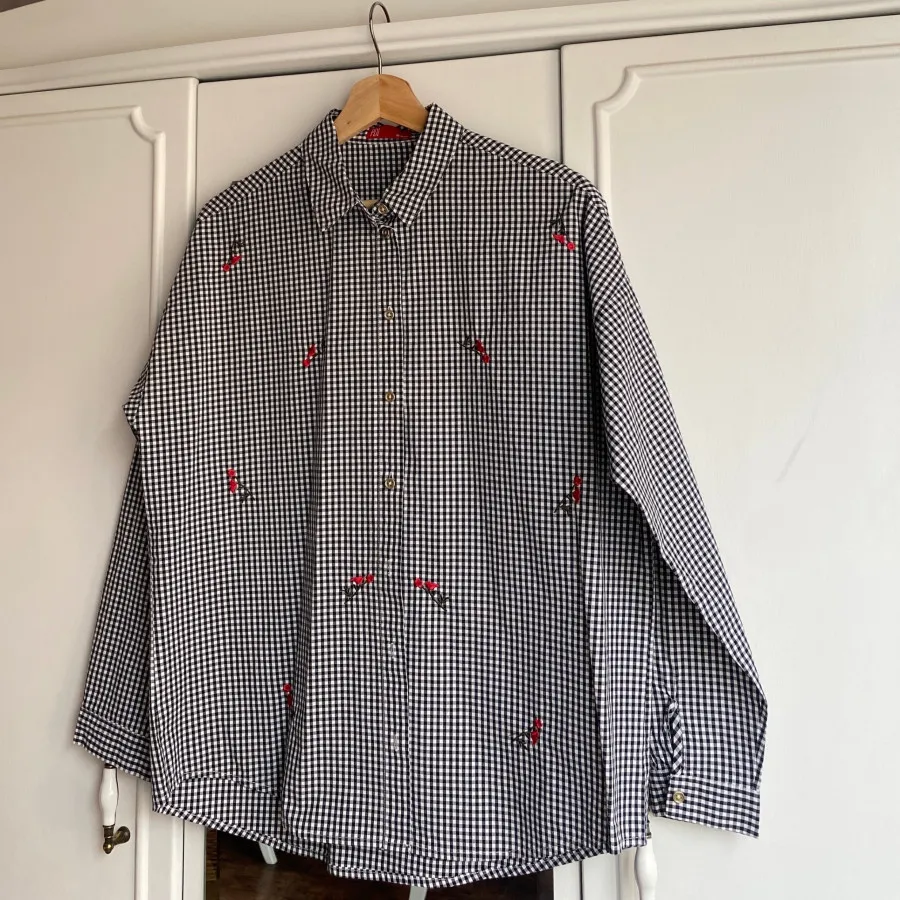 بلوزچهارخونه گلدوزی شده?