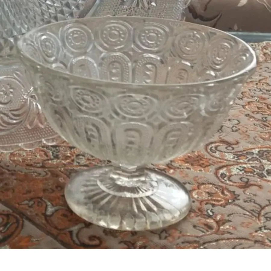 نقل خوری و دو عدد شقاب