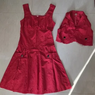 پیراهن و جلیقه قرمز