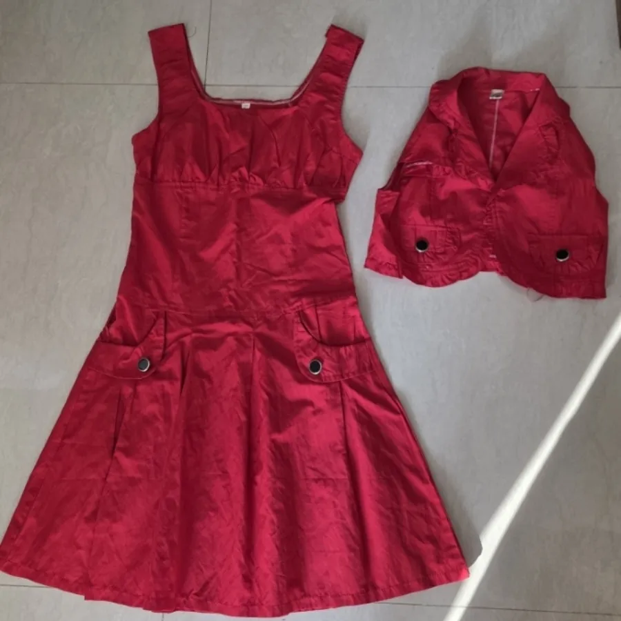 پیراهن و جلیقه قرمز