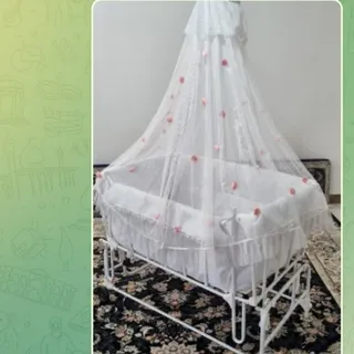 گهواره و تخت کنار مادر