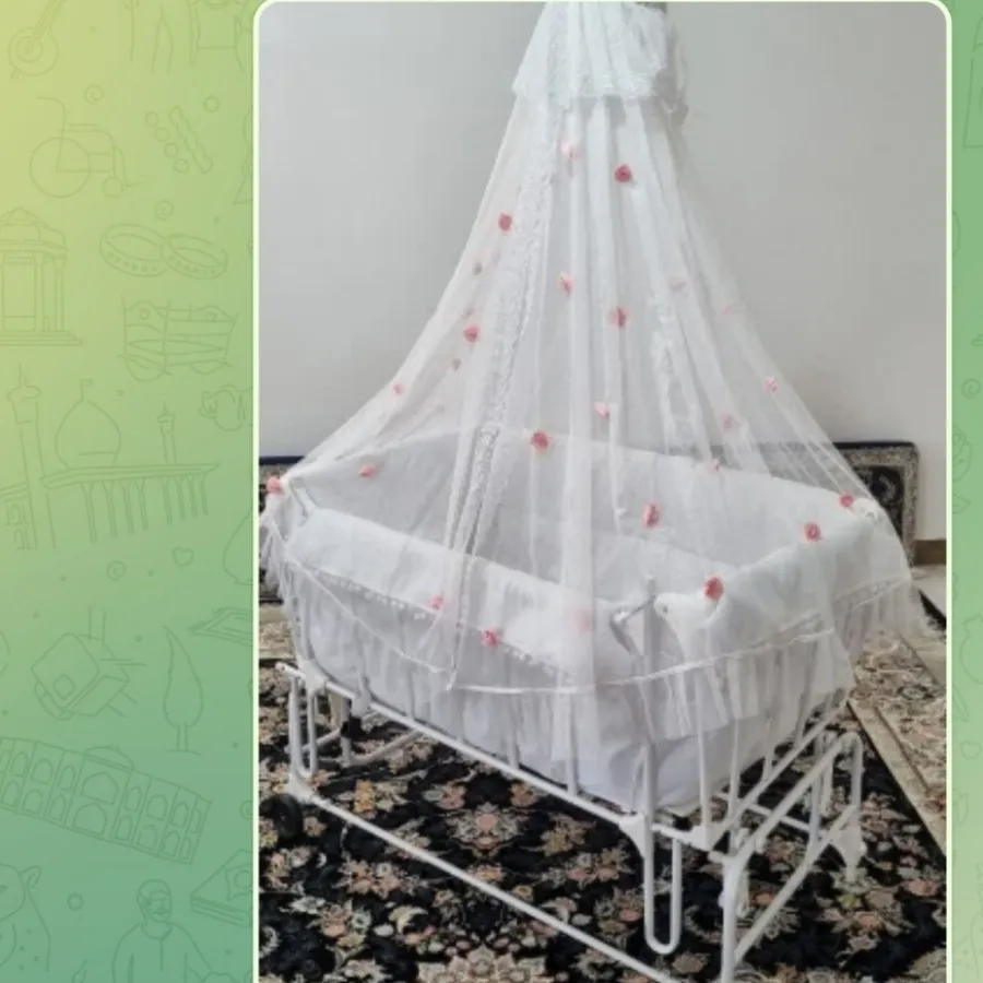 گهواره و تخت کنار مادر