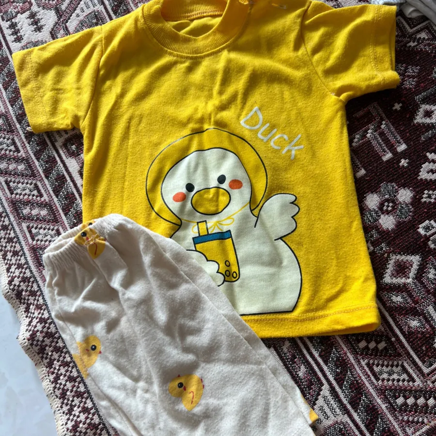 تعدادی لباس بچه