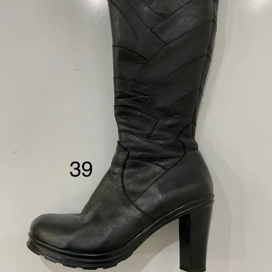 بوت بلند چرم پاشنه دار