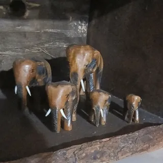 مجسمه فیل چوبی