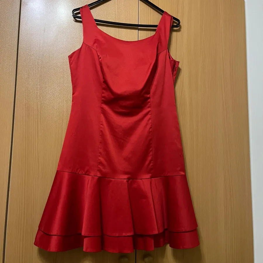 پیراهن قرمز ساتن کشی